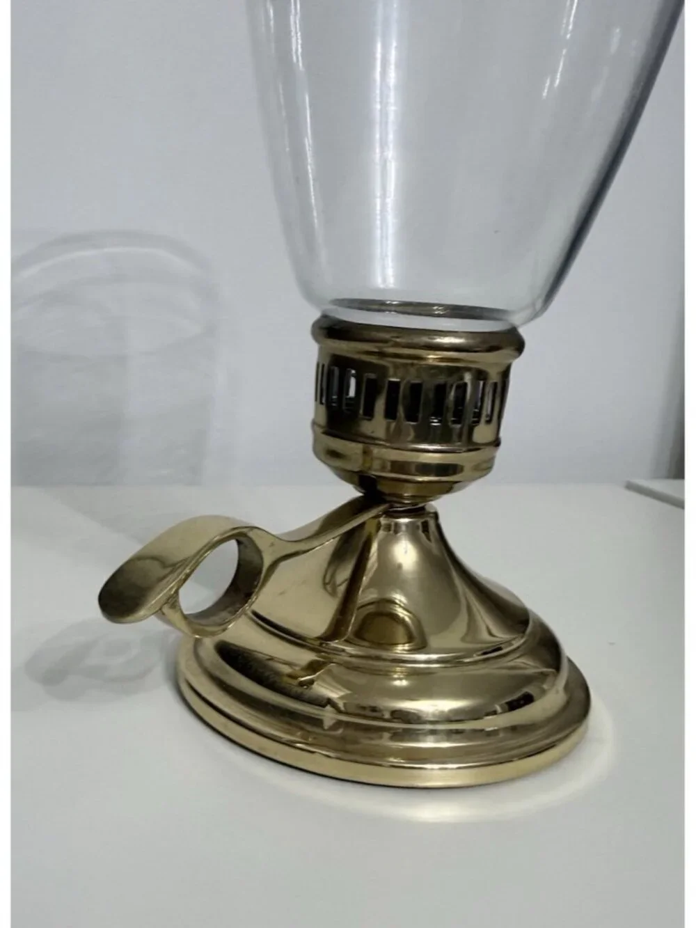 Brass Chamber Candlestick Ring Thumb w/Clear Chimney Shade Pre-Owned 9.25 Inch